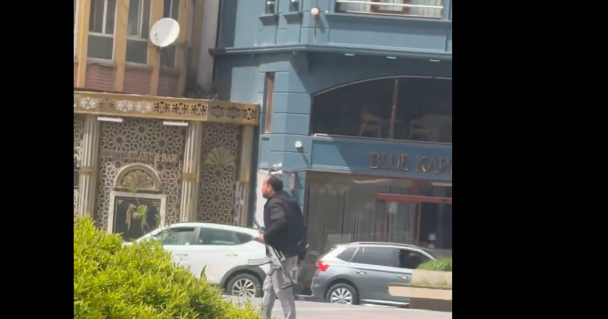Diyarbakır’da Dağkapı Meydanı’nda Korku Dolu Anlar: Uzun Namlulu Silahlı Şahıs Etkisiz Hale Getirildi
