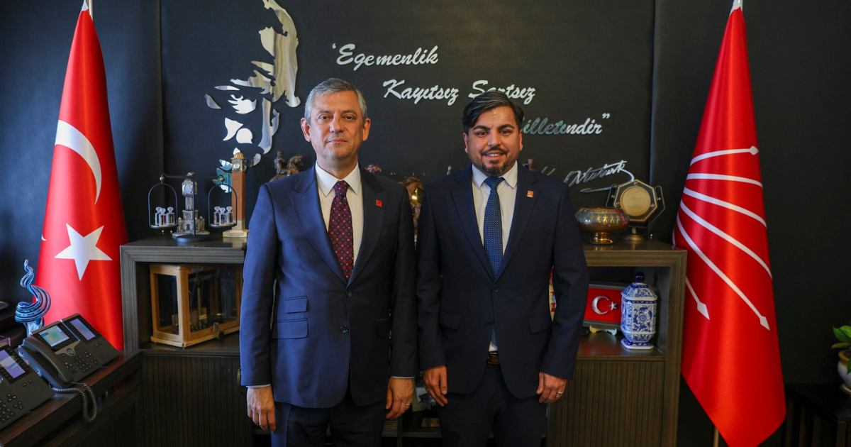 İlave TV Sahibi Arif Kocabıyık CHP’ye Katıldı: Rozetini Özgür Özel Takktı