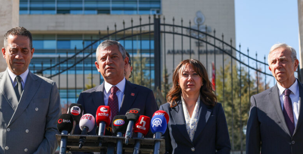 Özgür Özel’den Erdoğan’a Sert Yanıt: “Bizimle Baş Edemiyor, İftira Siyasetine Tenezzül Ediyor”
