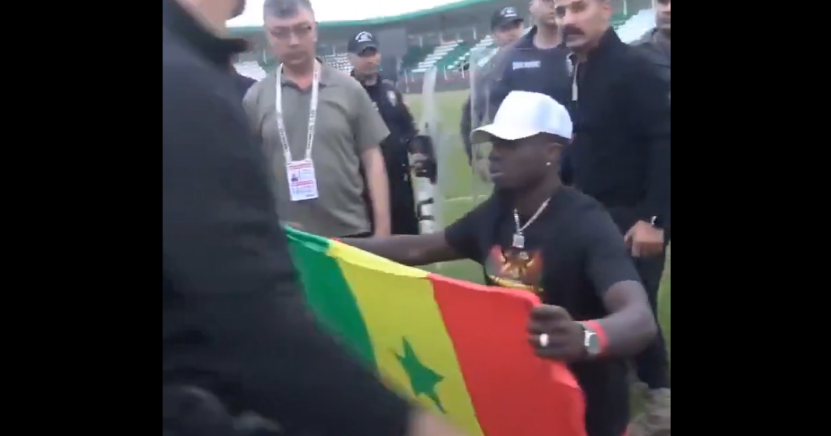 Amedspor'un Şampiyonluk Kutlamasında Diagne’nin Senegal Bayrağına Polis Müdahalesi