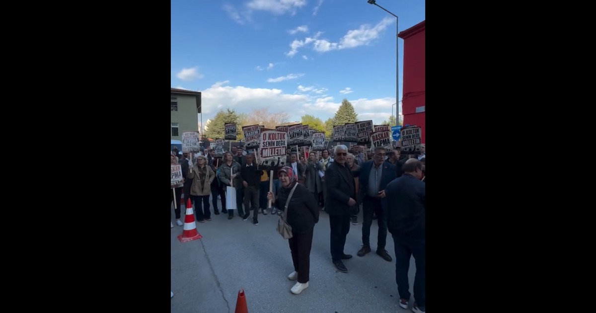 Burcu Köksal’dan 'Parti Değiştirme' İddialarına Yanıt Bekleniyor: Belediye Önünde Protesto Dalgası