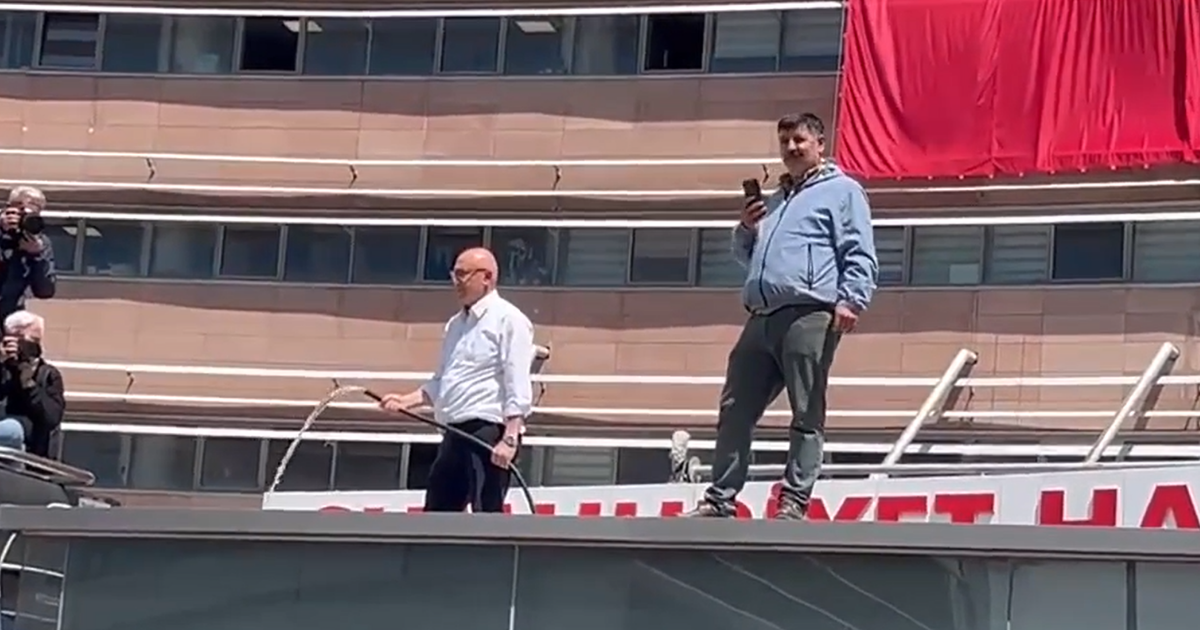 CHP Genel Merkezi'nde Çatıda Gerginlik: Mahmut Tanal Hortumla Müdahaleye Hazırlandı