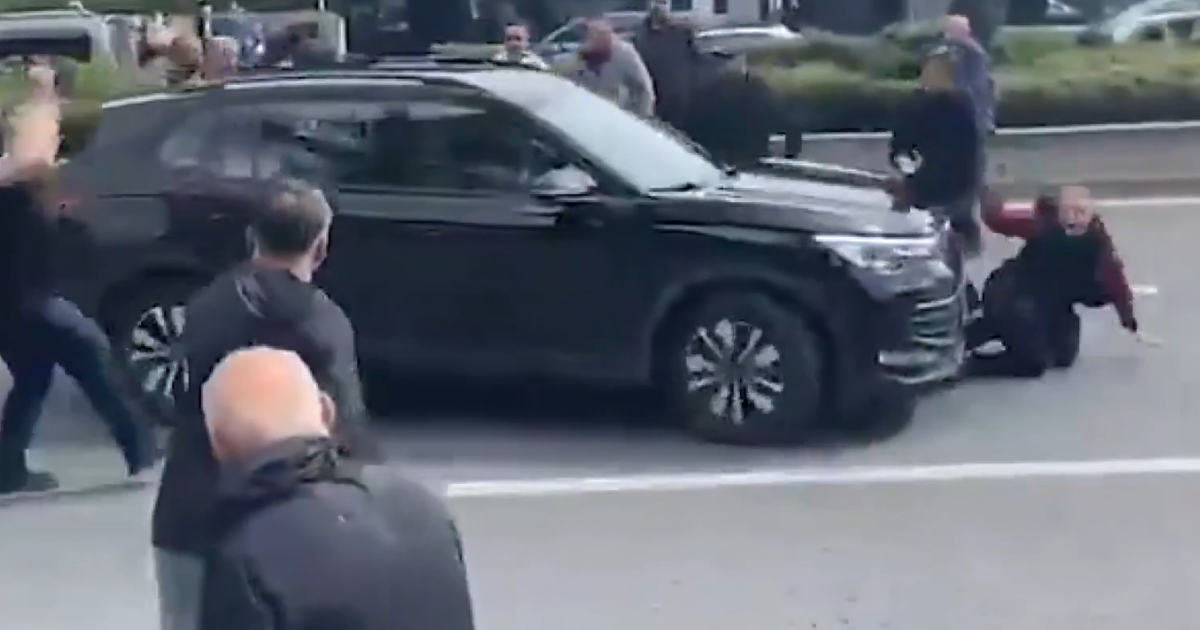 CHP Genel Merkezi Önünde Korkunç Olay: Kalabalığa Dalıp Kaçtı!