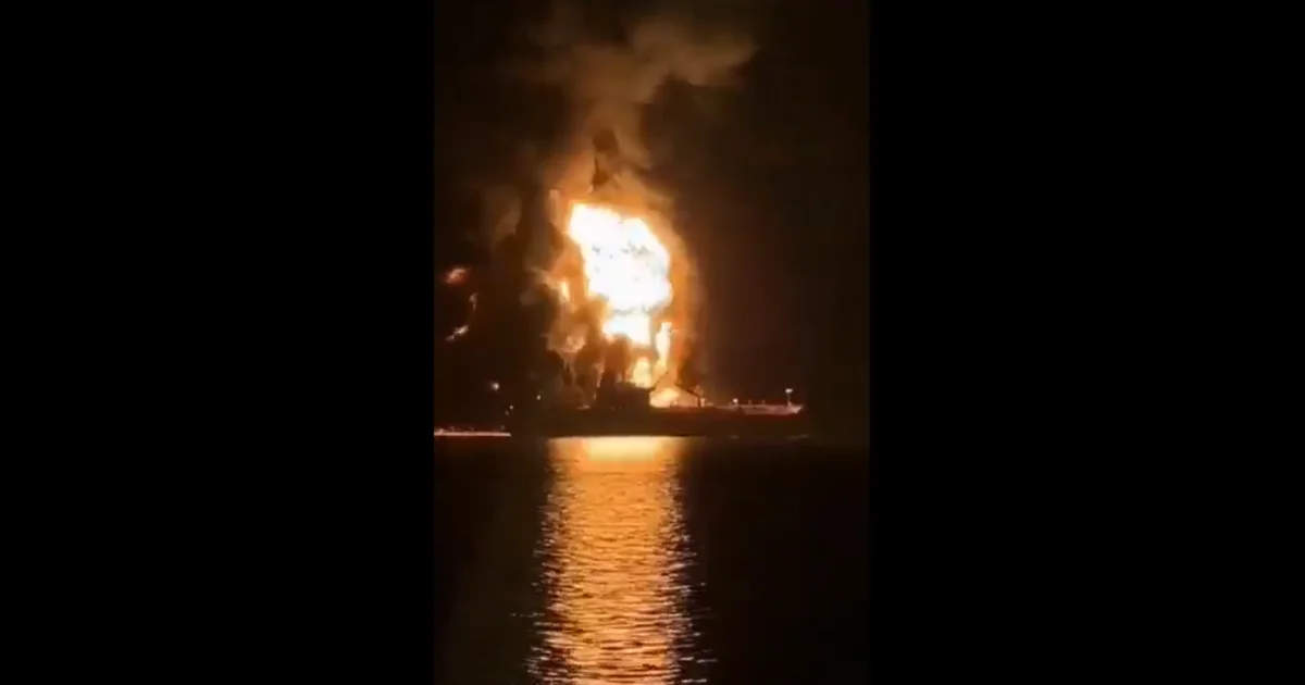 Basra Körfezi'nde Korku Dolu Anlar: Petrol Tankeri Alevlere Teslim Oldu