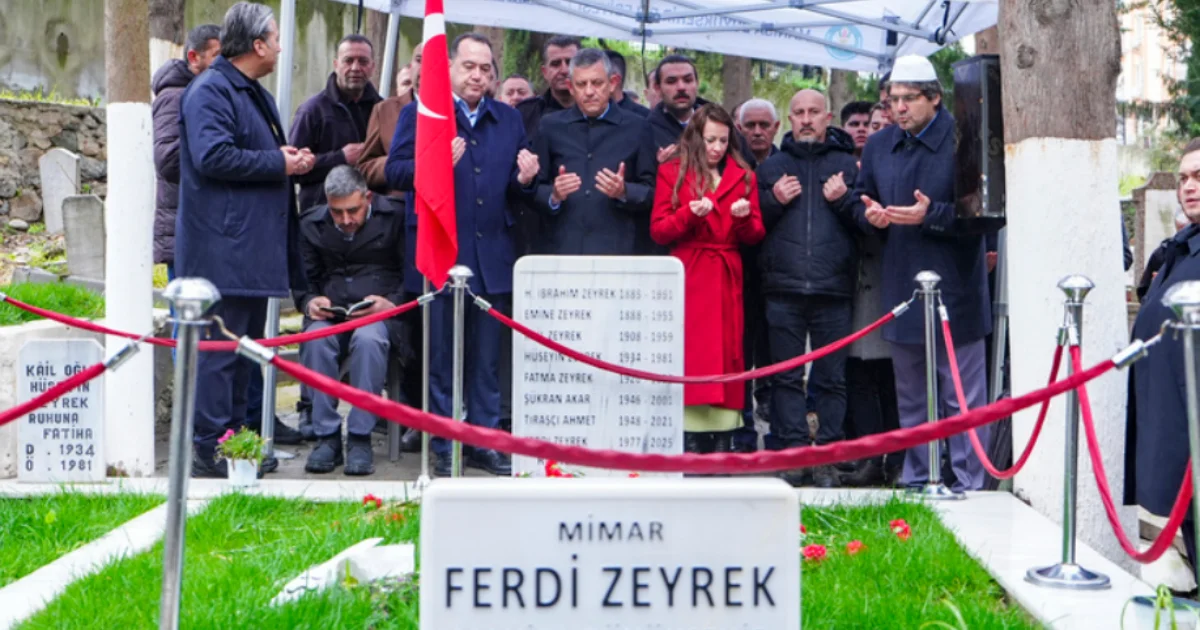 Özgür Özel Manisa'da Bayram Namazı Sonrası Kabristan Ziyareti Gerçekleştirdi